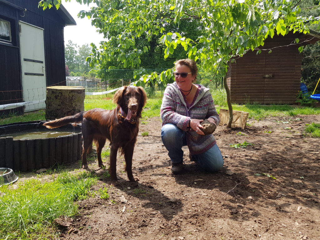 Karin mit Lemon auf unserer Fläche für Hundekontakt